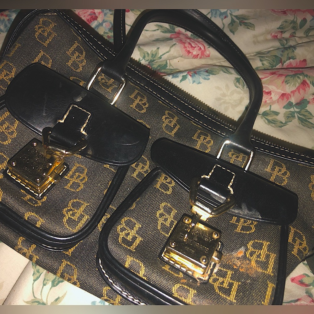“AUTHENTIC” DOONEY & BOURKE BARREL TYPE PURSE WITH TWO SMALL POCKETS ON FRONT